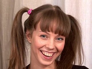 ピグタールとかわいい19YOブルネットをキャスティングする