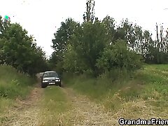 Старая бабушка на открытом воздухе трахается