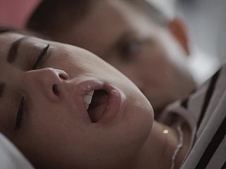 امرأة سمراء في سن المراهقة مستلقية مع زوجة أخيها في نفس السرير ولم تندم على ذلك
