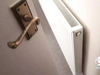 乱雑な中国人ギャルの裸の小さなアジア人の体に自堕落な老人が中出し。