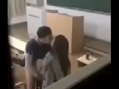 偷拍 18 岁 高中生 教室 操 班主任