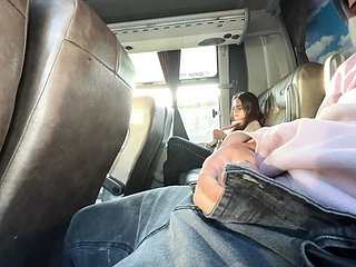 Aventura en autobús: le muestro mi polla a una chica guapa y sexy... picayune se puede resistir