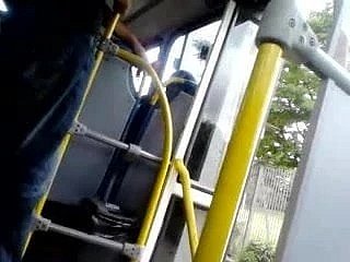 バスの上の完璧なお尻
