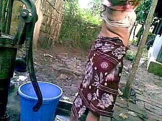 Desi Village Ecumenical dengan Big Interior Mengambil Bath di Umum