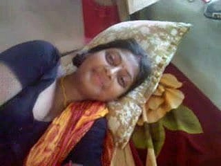 belle Desi bengali boudi avec des seins sexy DEVAR exposée