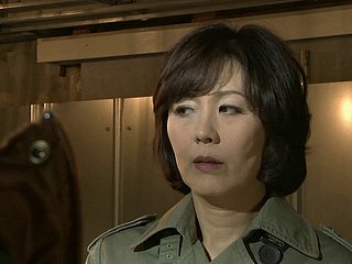 Hitomi Enjoji es una mujer madura con una fantasía rizado