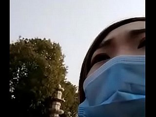 极品短发零零后女主播真够拼的大冷天和粉丝景区野战先用农夫山泉消消毒